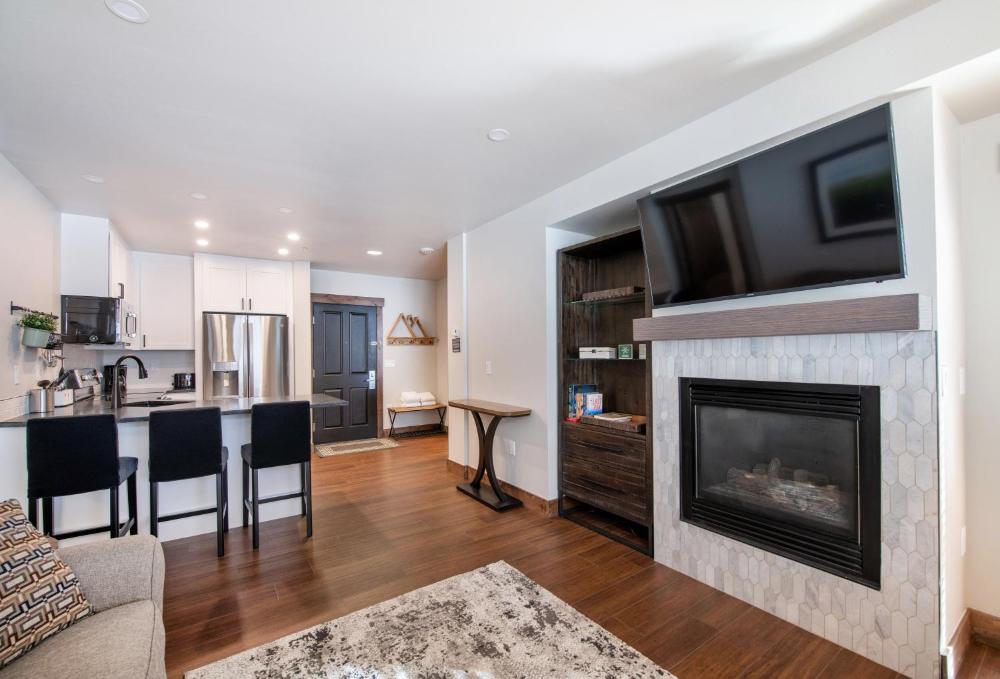 Warm & Cozy Zephyr Mountain Lodge condo with Arapahoe Forest and Corridor Ski Trail Views condo